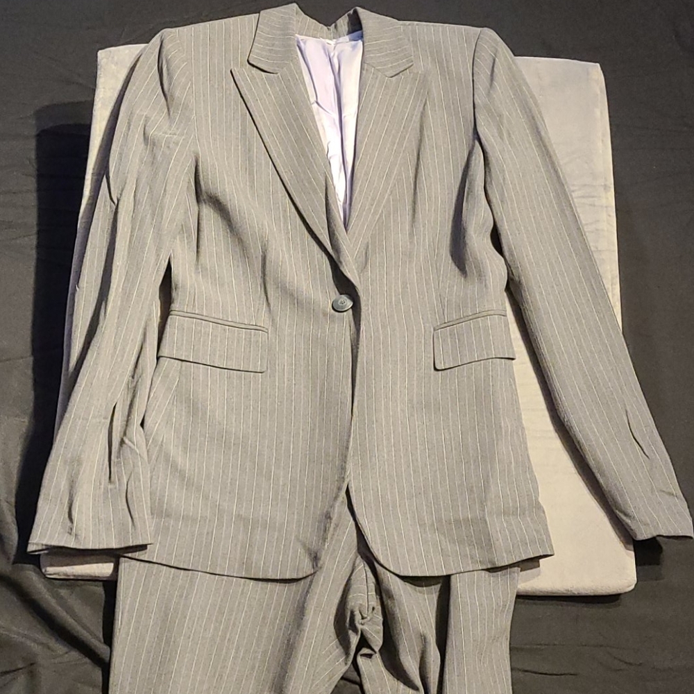 Tahari 2 pc suit